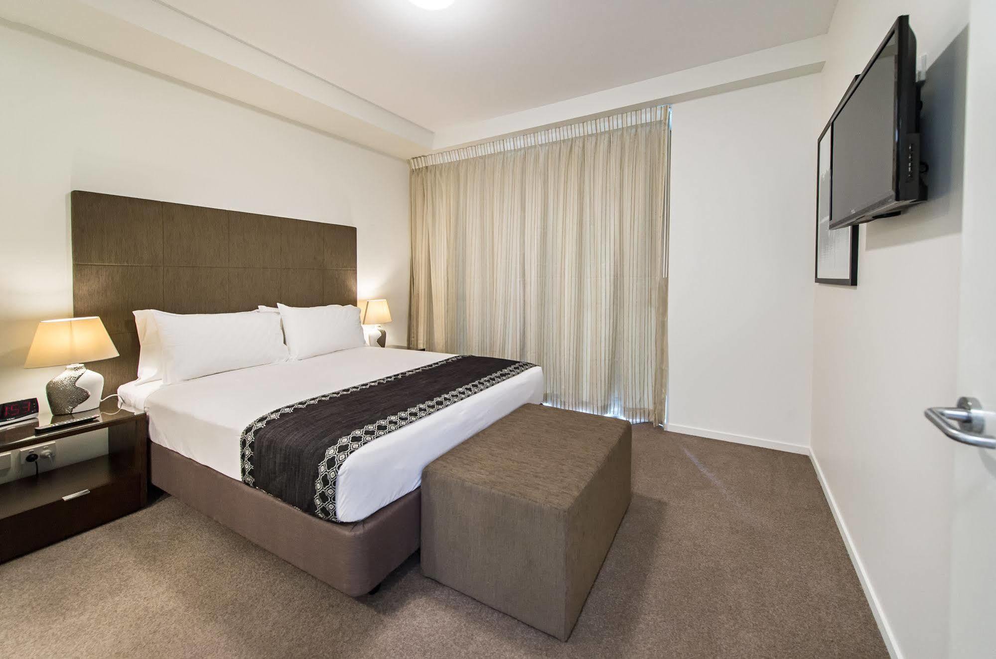 Empire Apartment Hotel רוקהמפטון מראה חיצוני תמונה